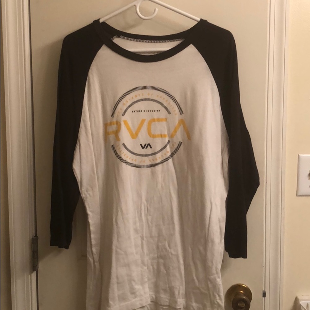 Men’s RVCA baseball style tee. Size large